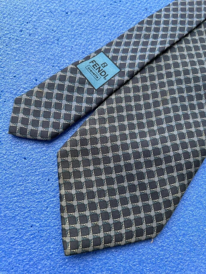 Auténtica corbata FENDI abstracta a cuadros diseño FF en azul marino 100 % seda Foto 2 de 4