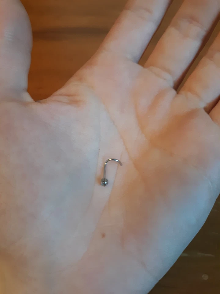 Tachuelas para nariz tipo tornillo con gemas de Swarovski Foto 4 de 4