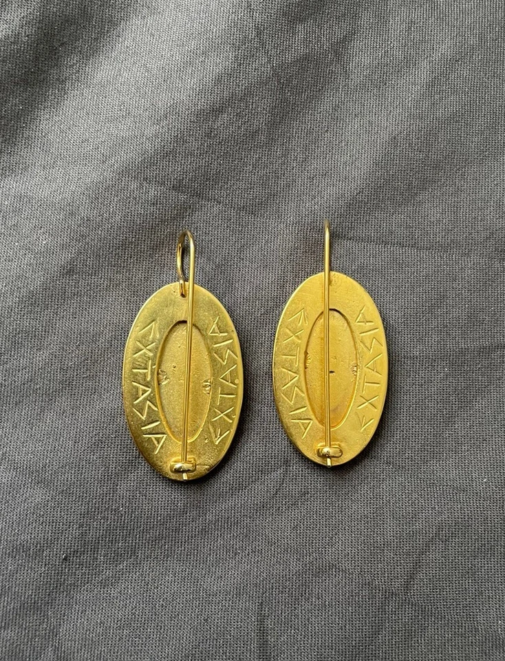 Pendientes Extasia con forma ovalada de color negro y dorado Foto 3 de 4