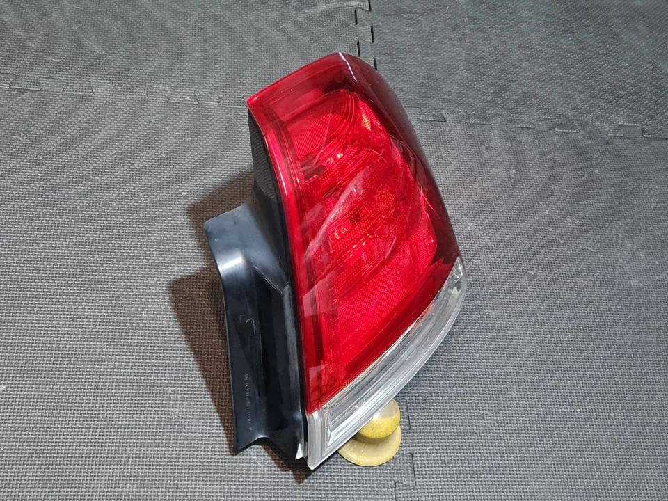 Conjunto de luces traseras para pasajero derecho Chevy Caprice 2011-2017 OEM GM Foto 4 de 4