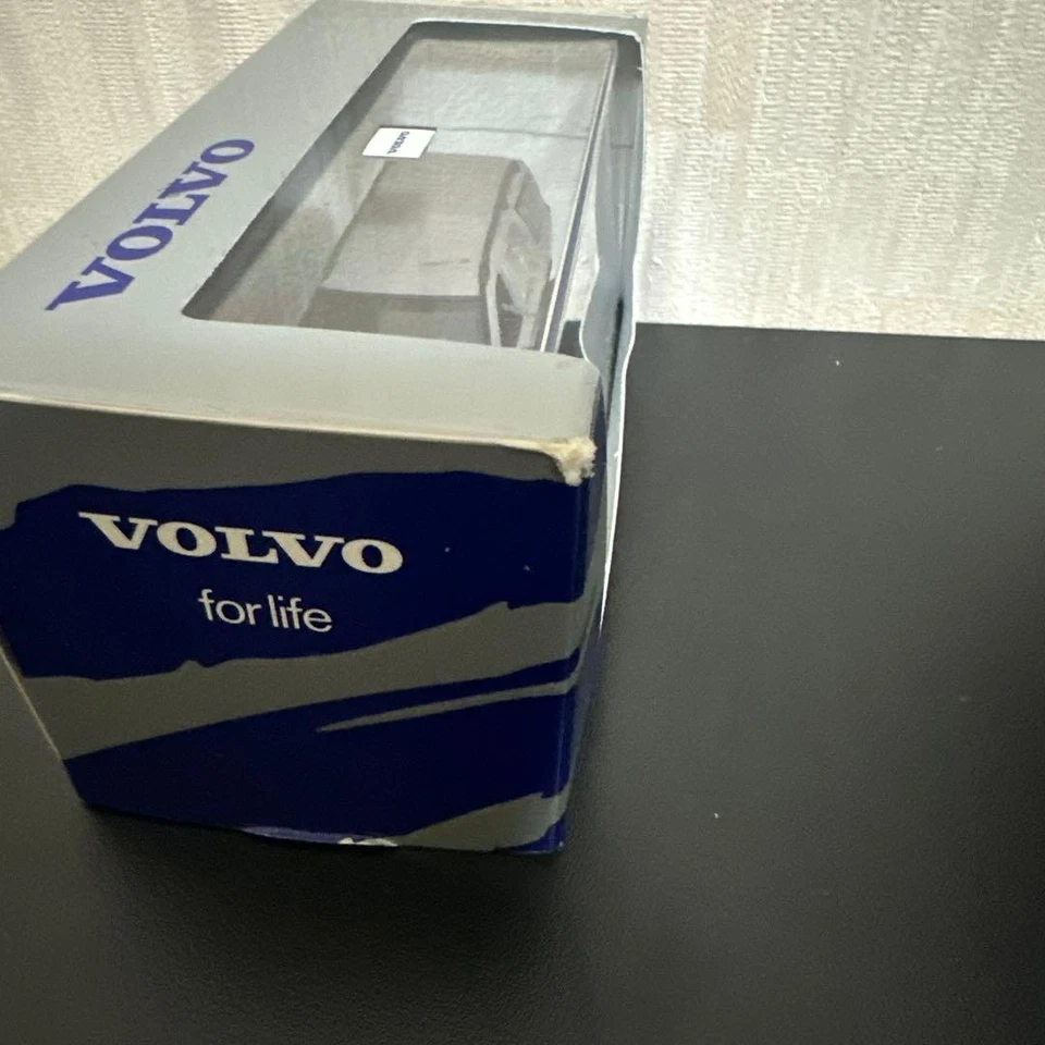 Minichamps 1/43 Volvo V70XC Scale Model Car w/Box - Image 2 of 4
