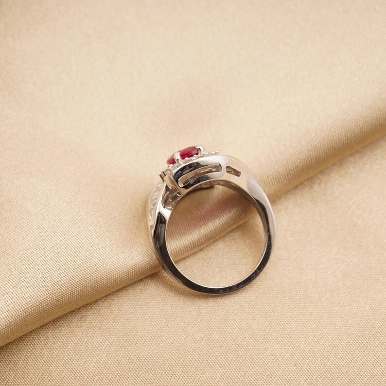 Anillo de mujer de piedras preciosas de rubí rosa creado en laboratorio de corte ovalado de 1 quilate chapado en oro blanco de 14K Foto 3 de 4