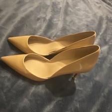 Zapatos de salón Michael Kors beige de cuero con punta de aguja con logotipo sin cordones EE. UU. 8