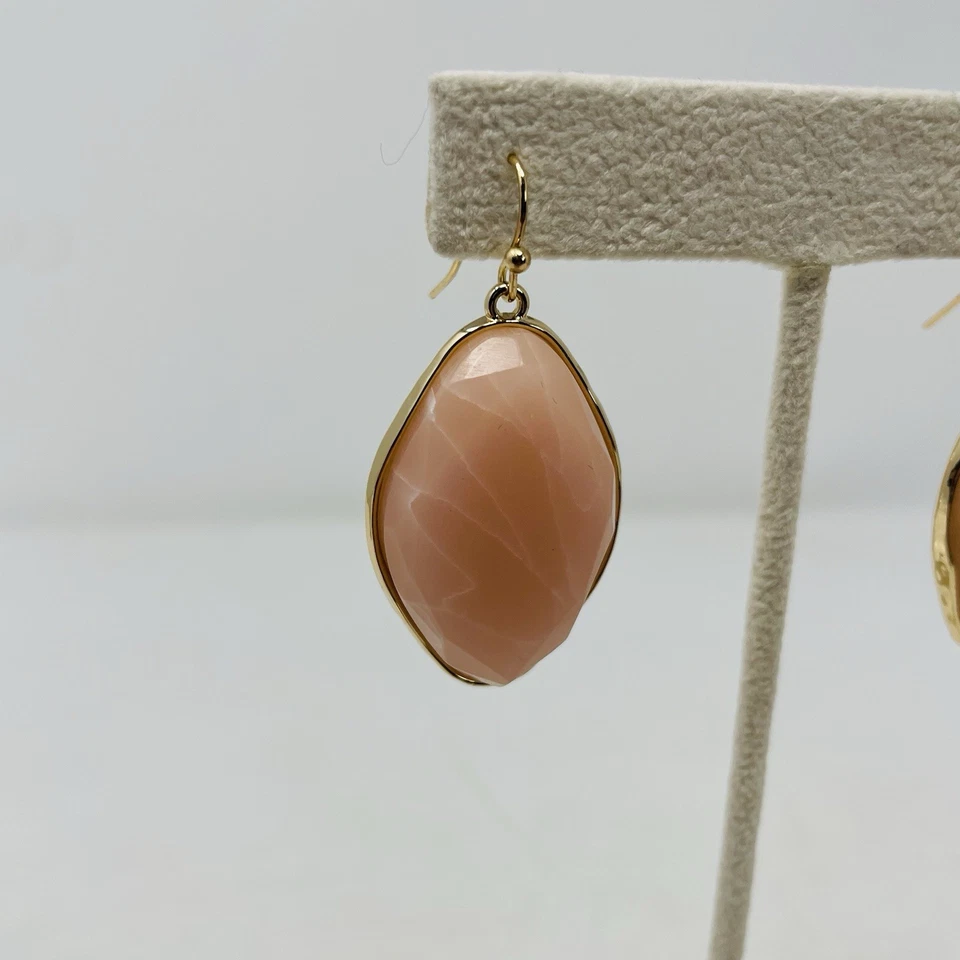 Pendientes colgantes llamativos de gancho de piedra rosa tono dorado de 2 pulgadas de largo Style & Co para mujer Foto 3 de 4