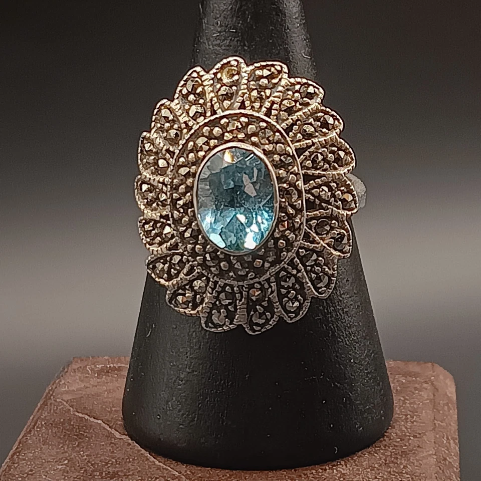 Anillo de cóctel estilo Art Deco de topacio azul y marcasita llamativo en plata de ley Foto 2 de 4