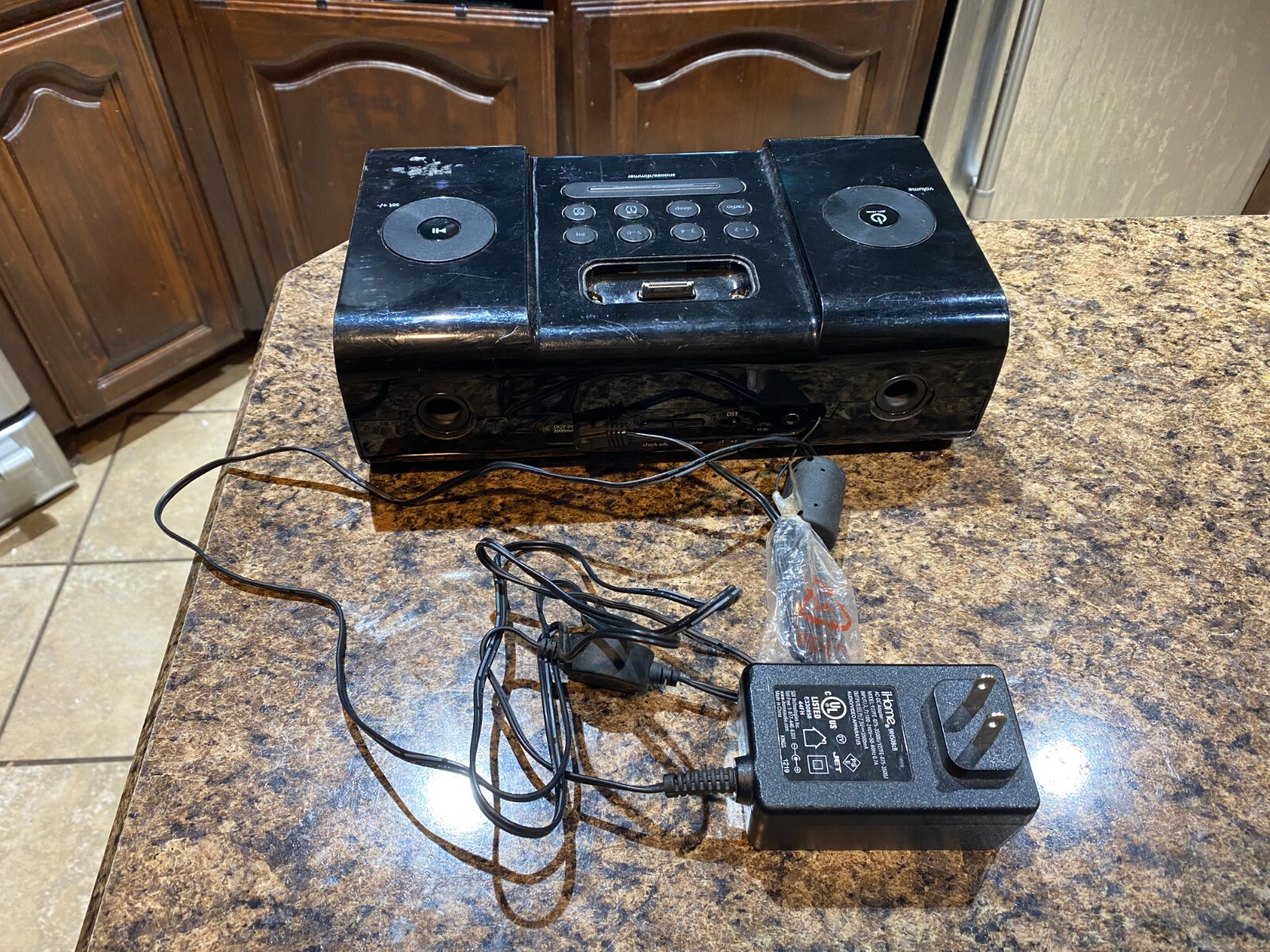 IHome Model IP9 AM/FM Clock Radio IPOD Docking Station Sliver - W A/C Adapter