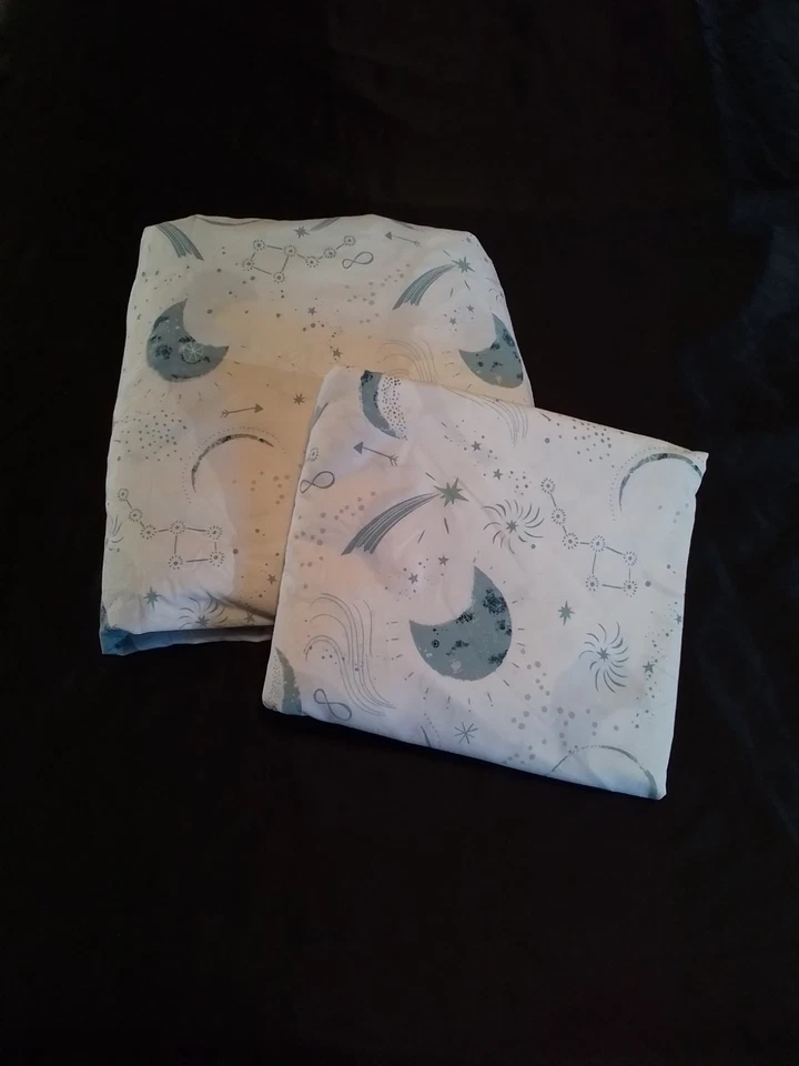 Company Kids Cielo Nocturno Sábana Ajustable y Plana Azul Blanco Lunas Estrellas Constelación Foto 3 de 4