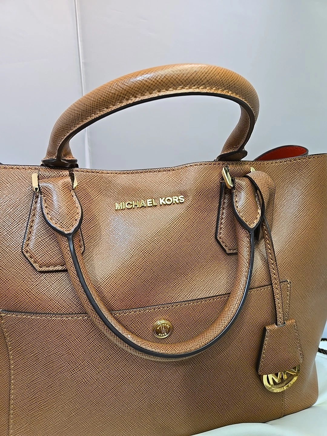 Borsa a secchiello Michael Kors in pelle marrone Greenwich etichette logo