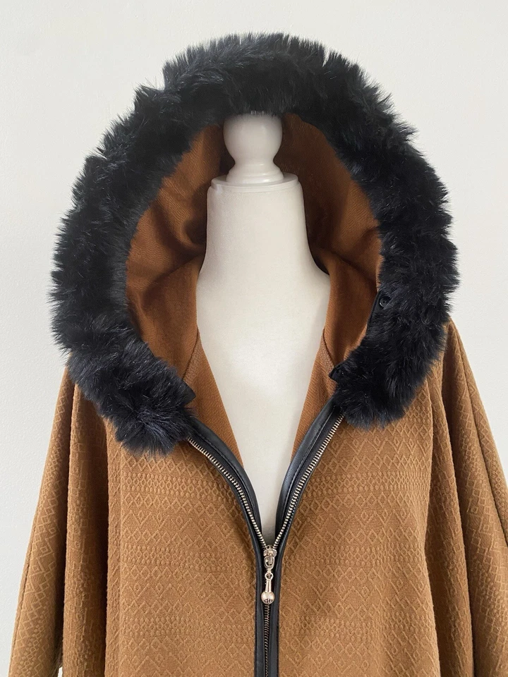 Poncho para mujer Dennis Basso Missy bolsillos camel cremallera completa imitación piel sudadera con capucha talla única Foto 3 de 4