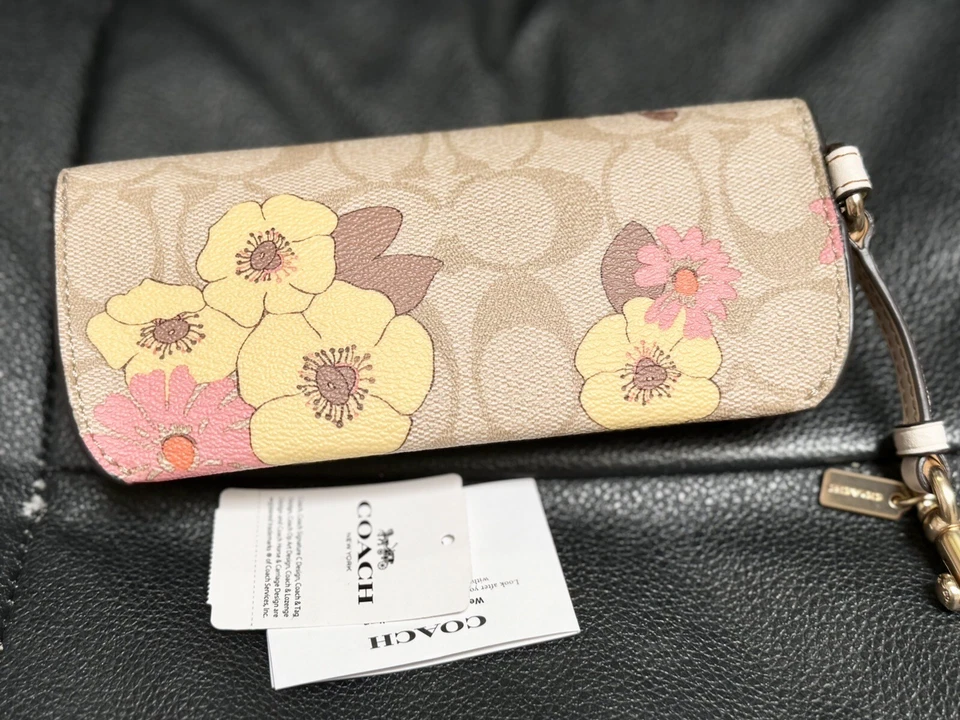 NOVO Estojo de Óculos de Sol Coach em Lona Signature com Estampa Floral Cluster CH851 - Imagem 3 de 4