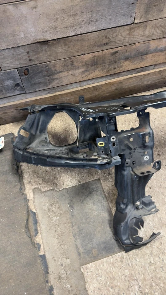 2009-2017 VOLVO XC60 UPPER RADIATOR SUPPORT TIE BAR W/ HEADLAMP BUCKETS Foto 2 de 4