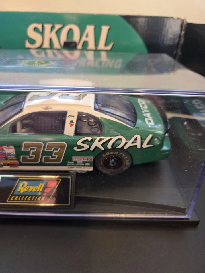 Revell Diecast 1:24 Scale 1997 Ken Schrader #33 Skoal Bandit Monte Carlo W/COA - Image 4 of 4