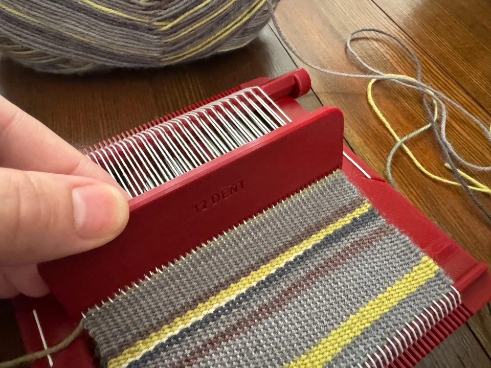 Kit de tejido de telar de bolsillo 4"x4" 12 abolladuras Foto 3 de 4