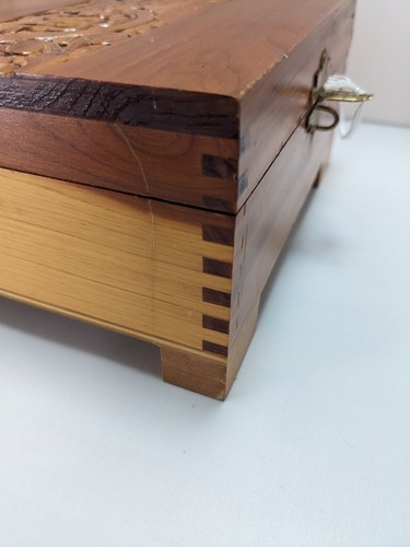 Vintage Hand carved Cedar wood box hinged lid Dovetail Jewelry, Cigar, Trinkets - Bild 5 von 9