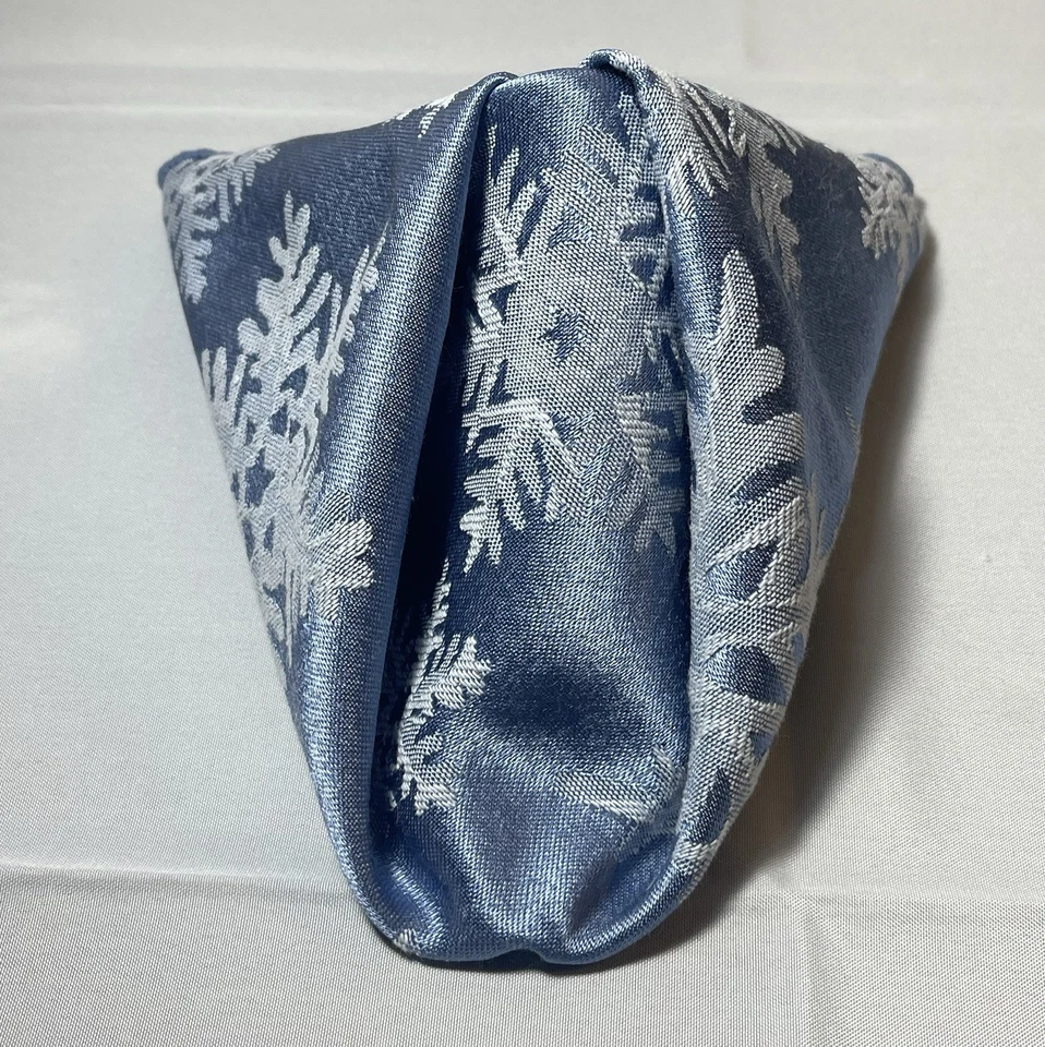 Комплект из 8 атласных небесно-голубых праздничных зимних тканевых салфеток с белыми снежинками 17 x 17 дюймов - Изображение 3 из 4