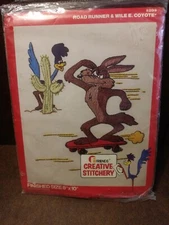VINTAGE ROAD RUNNER & WILE E COYOTE CREATIVE STITCHERY KIT vintage SEALED 1978
