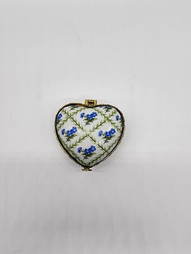 Caja de baratijas vintage de porcelana blanca en forma de corazón acolchada azul florales adorme dorado - Imagen 2 de 9