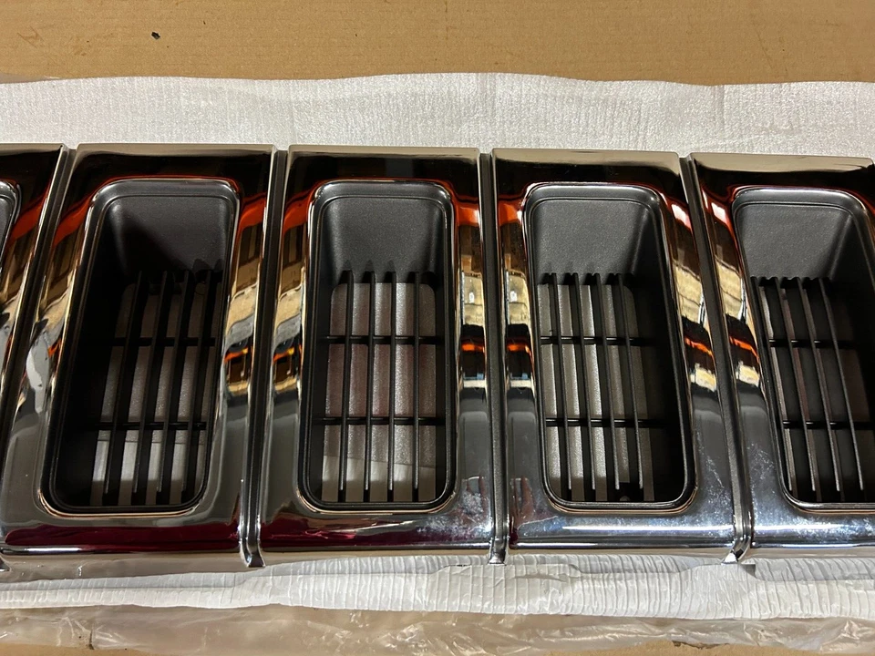 Jeep Grand Cherokee 1993-1995 parrilla delantera AM07010GA Foto 3 de 4