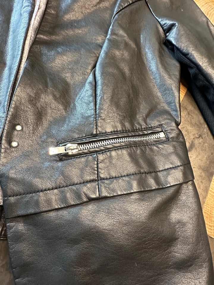 JAQUETA MOTO WILSONS COURO SINTÉTICO PRETA REBITE FEMININA M GRUNGE MOTOCICLISTA GÓTICO NOVA COM ETIQUETAS - Imagem 3 de 4