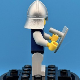 LEGO: Crown Knight w/Scale Mail (CAS339) - From Castle Set 7091 (2007) - RETIRED