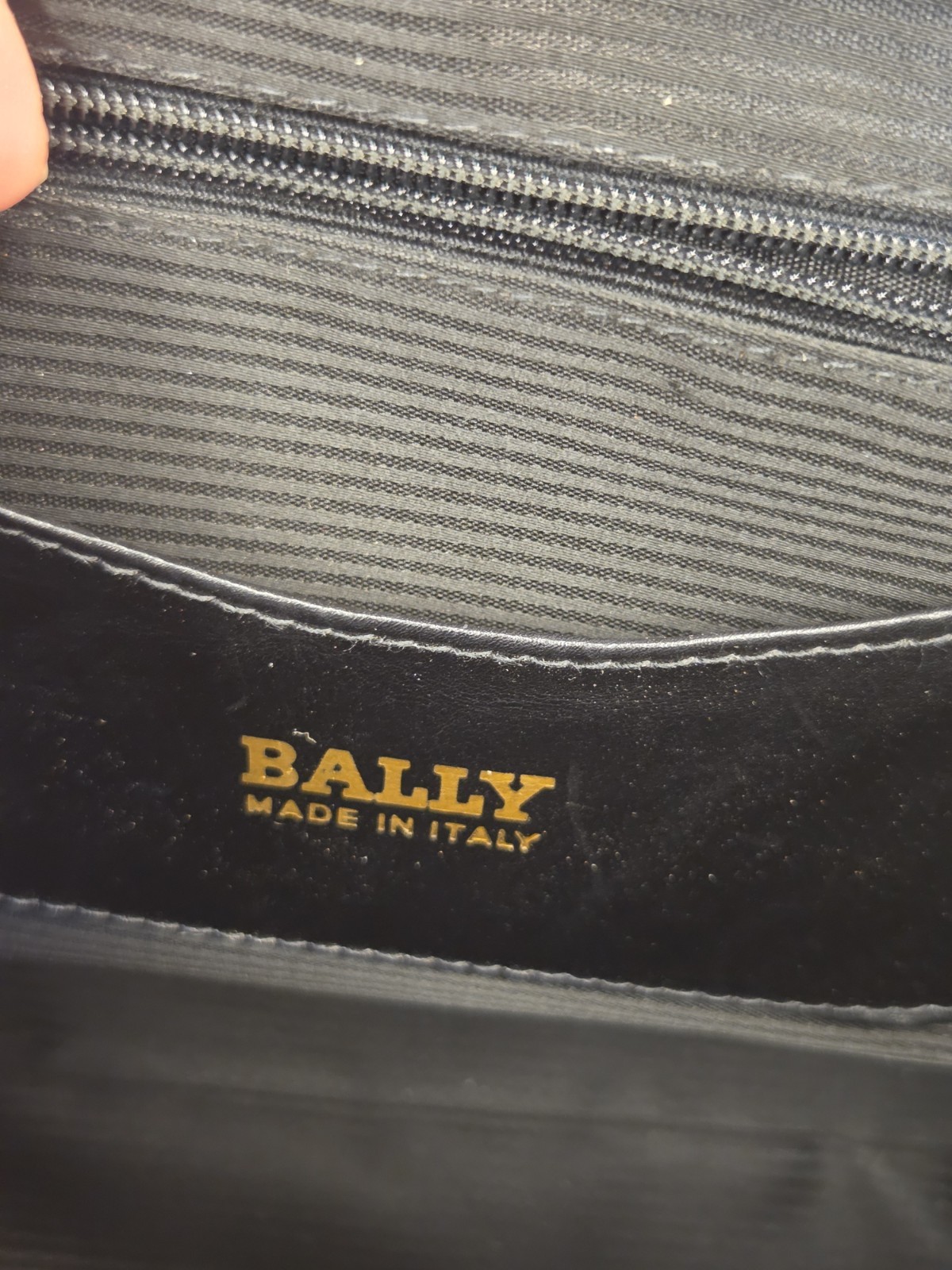Amazing BALLY Leather Shoulder Bag Authentic — image 11