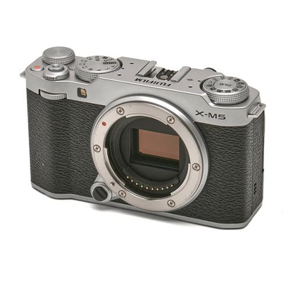 Fujifilm X-M5 (silber) ca. 2.000 Ausl. Kamera