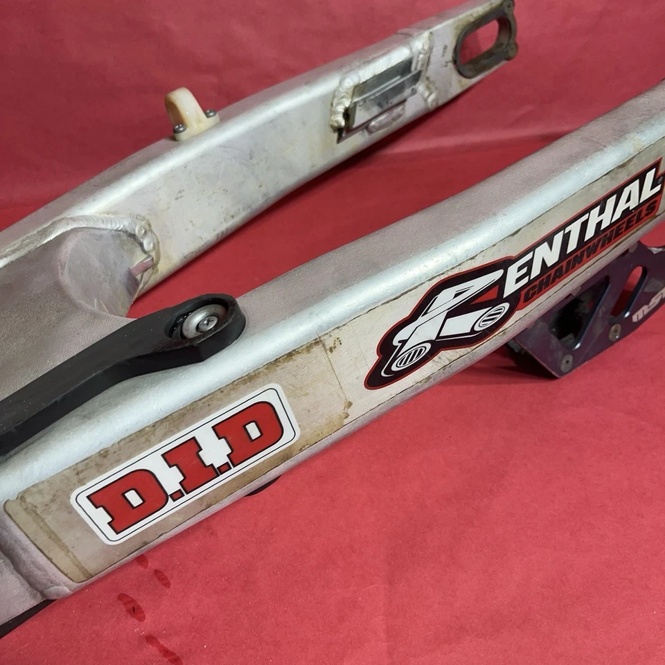 Kawasaki KX250F Kx 250f 2007 OEM basculante brazo oscilante suspensión 33001-0107 con perno Foto 3 de 4