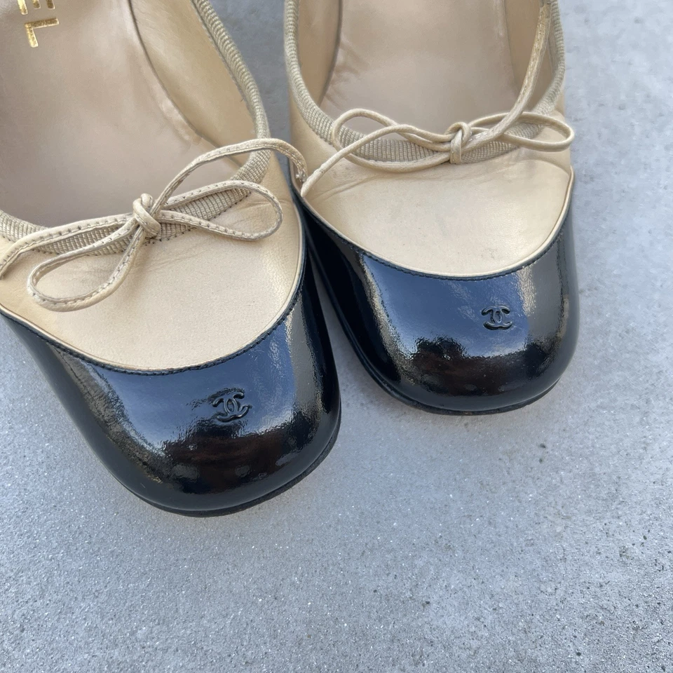 Chanel | Authentic Vintage CC Logo Leather Heels Two Tone Beige Black (35) - Image 3 of 4