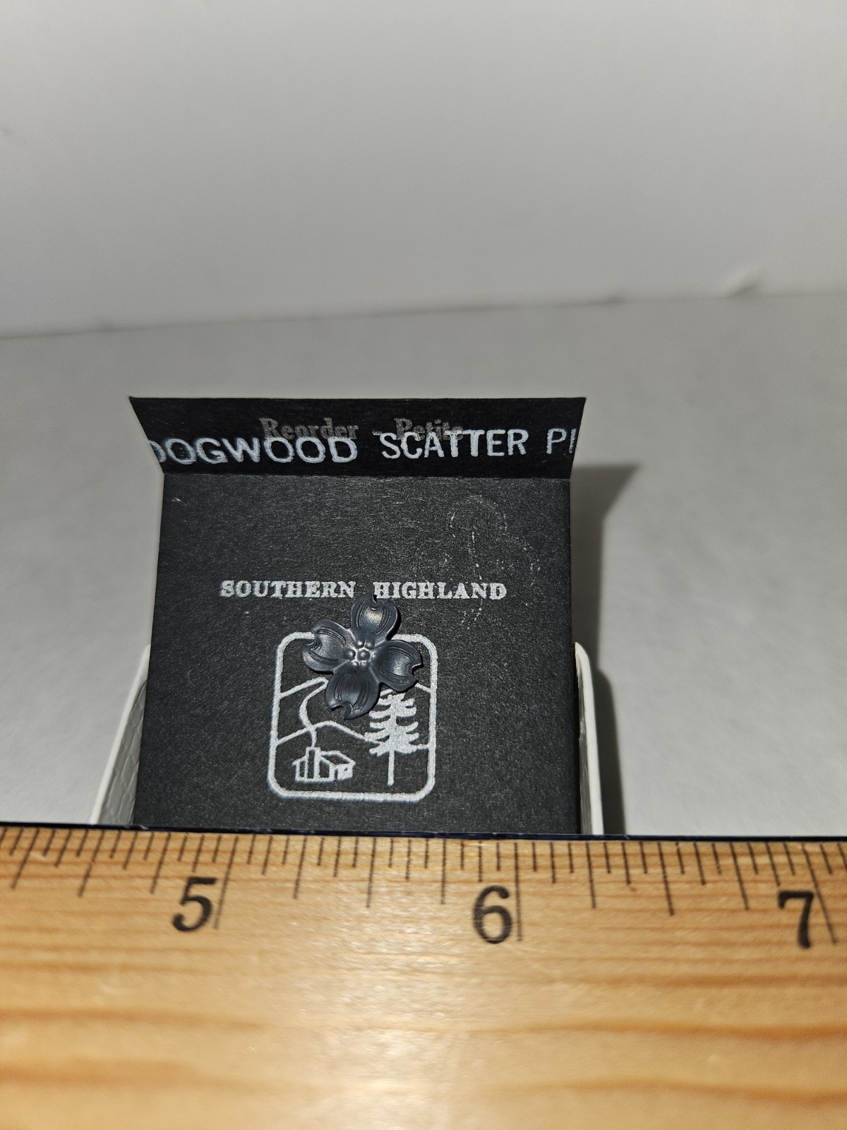 VINTAGE STERLING SILVER STUART NYE DOGWOOD FLOWER BLOOM LAPEL PIN, NEW IN BOX.