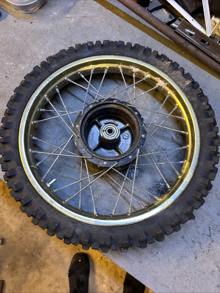 B. Suzuki DS80 2000, 00 SUZUKI DS 80cc - pieza usada - montaje de rueda delantera Foto 2 de 4