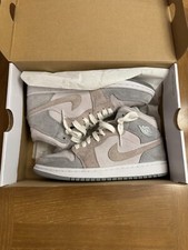 Nike WMNS Air Jordan 1 Mid SE Particle Grey C...