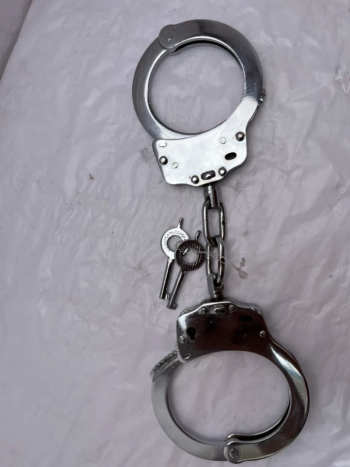 Maximun Serurity Modelo Esposas Tamaño Estándar Níquel Doble Bloqueo Foto 2 de 4