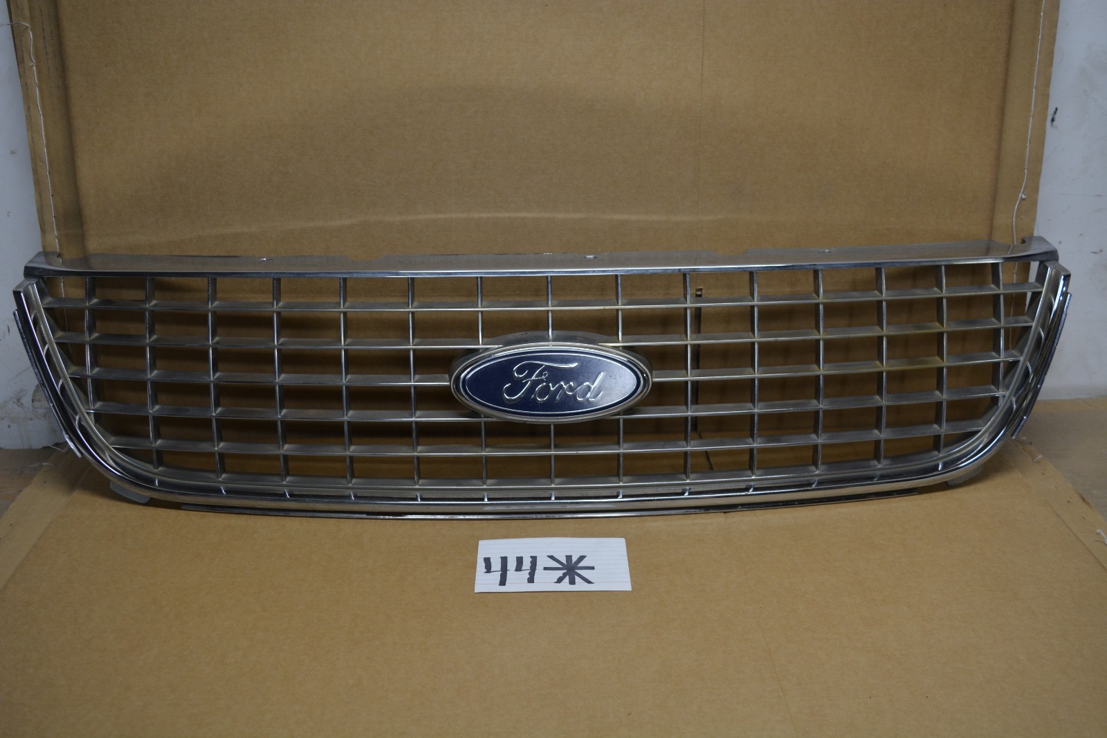 2004 2005 Ford Freestar Front Grille Part has some stains and it is rusted #44*
