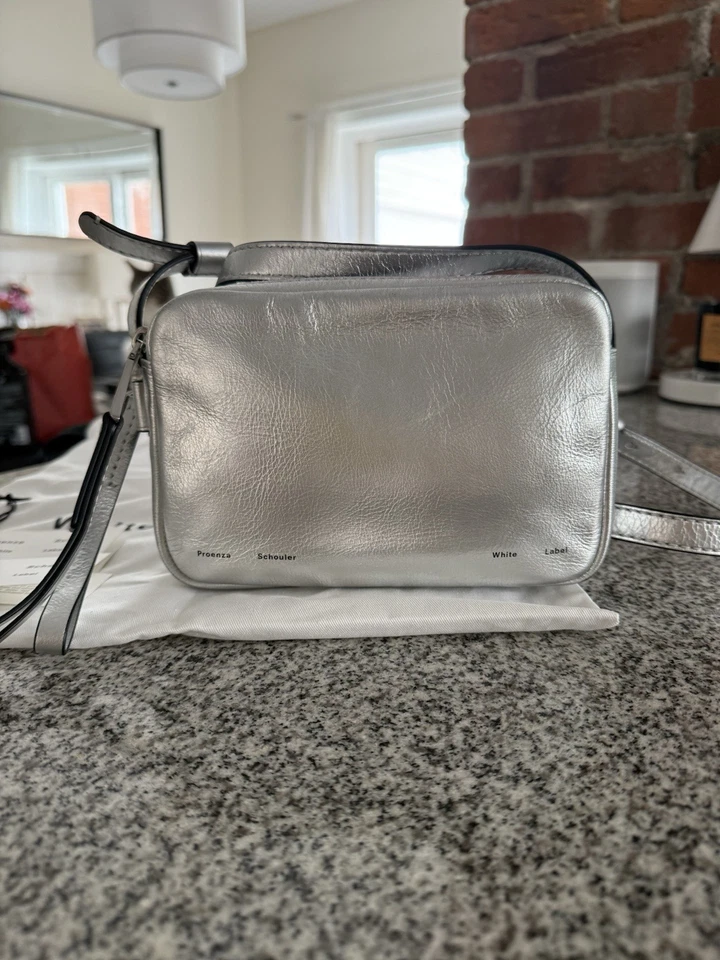 Bolso para cámara de cuero metálico Proenza Schouler Watts - exclusivo 150 aniversario Foto 3 de 4