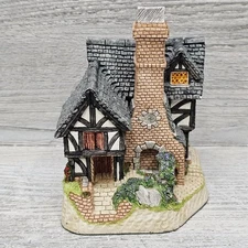 David Winter Inglenook Cottage Hand Painted English Tudor 4.5in Figurine