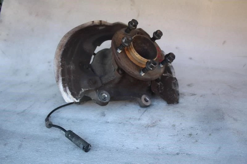 2008 BMW 135i RIGHT PASSENGER SIDE FRONT SPINDLE KNUCKLE HUB - Image 2 of 4