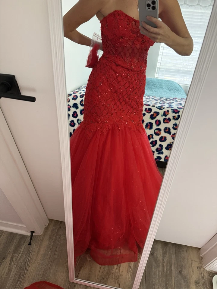 Nuevo con etiquetas Vestido de Baile Andrea and Leo Rojo, Talla 12 Foto 2 de 4