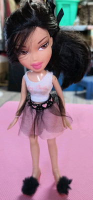 MGA Bratz Doll JADE 01 Original 1st Ed. BLACK PINK Tuled Skirt & Fur Pink Heels