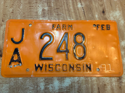 1981 RARE WISCONSIN FARM LICENSE PLATE WI DAIRYLAND COW MILK EGGS FARMER BARN