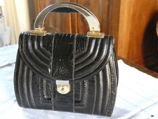 Ancien SAC à MAIN en CUIR NOIR façon croco + métal doré marque HEYRAUD Paris