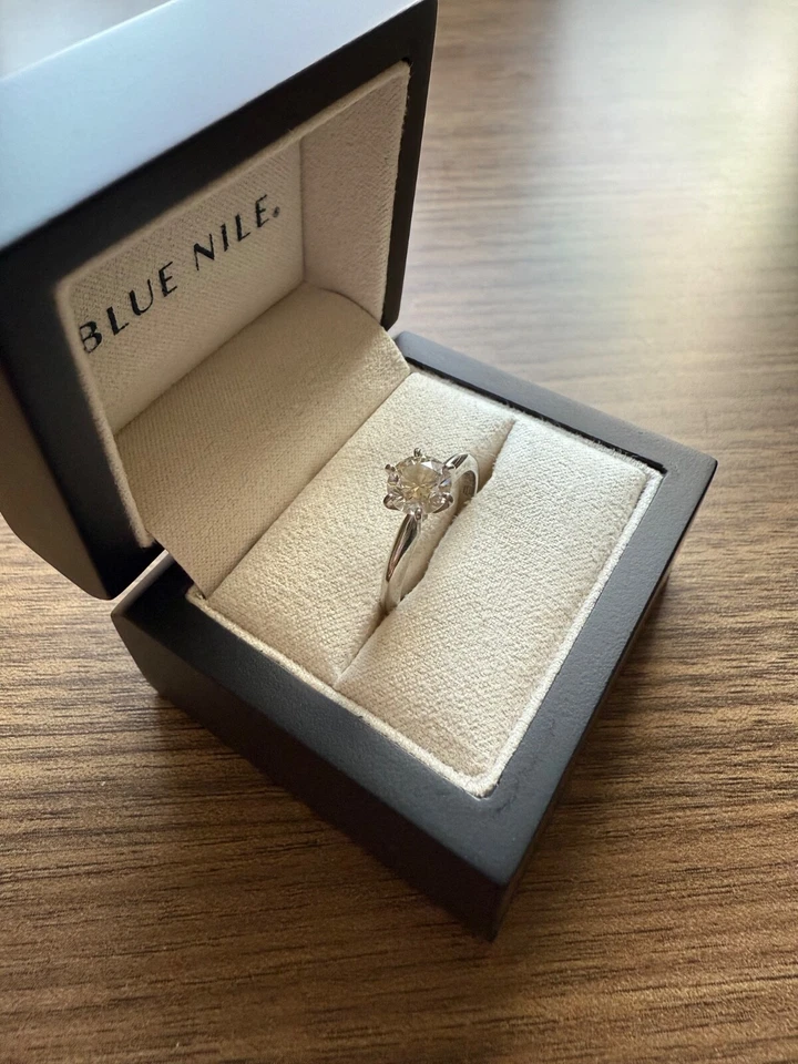 Anillo de compromiso solitario clásico de seis puntas en platino 1,05 quilates Foto 2 de 3