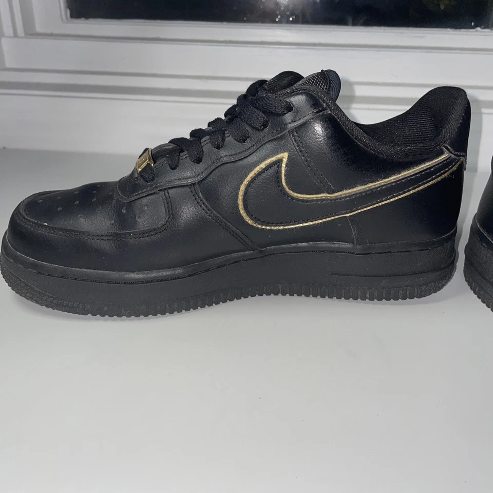 Talla 7.5 - Nike Air Force 1 '07 Essential Low Negro Dorado Swoosh W Foto 2 de 4