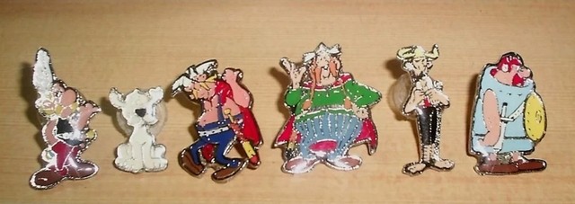 ASTERIX AND MORE 1 FULL LOT OF METAL PINS MADE IN ARGENTINA IN THE 70s ASTERIX AND MORE 1 FULL LOT OF METAL PINS MADE IN ARGENTINA IN THE 70s