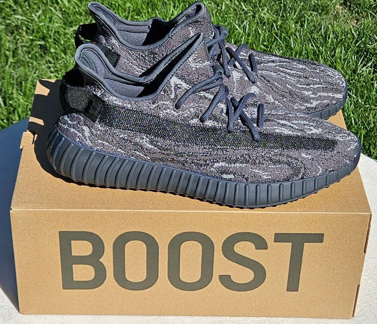 yeezy static in dark