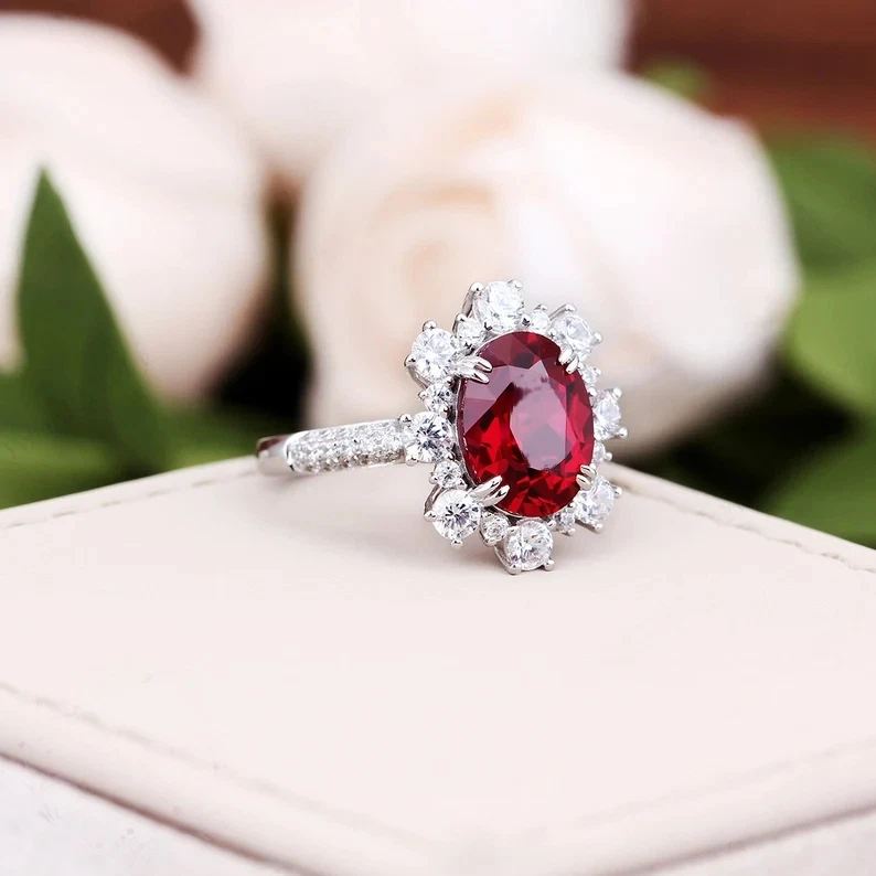 Alianza de diamantes rubí natural en oro blanco de 14 k talla ovalada de 4,00 quilates Foto 2 de 4