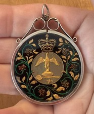 VINTAGE 1977 QUEEN ELIZABETH II JUBILEE ENAMELLED CROWN COIN (SILVER MOUNT)