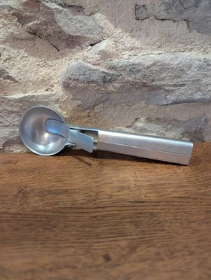 Cuillere de service boule à glace, Thiriet - Vosges Eloyes, en aluminium - Photo 1/4
