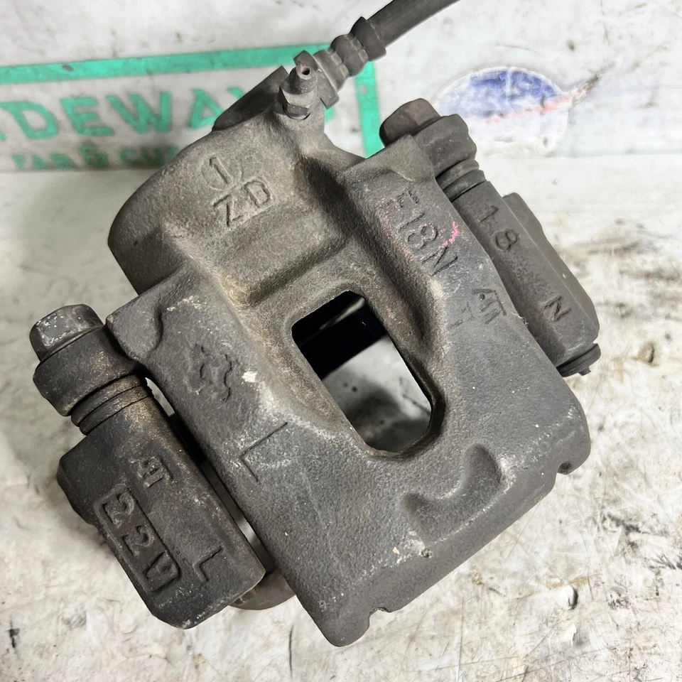 Pinza de freno delantera izquierda Toyota Cressida 89-92 y disco de soporte F18N Foto 2 de 4