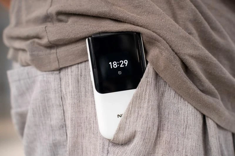 Nokia 2720 Flip (2019) 4G Dual SIM KaiOS 4G LTE Unlocked Smartphone  - Image 4 of 4