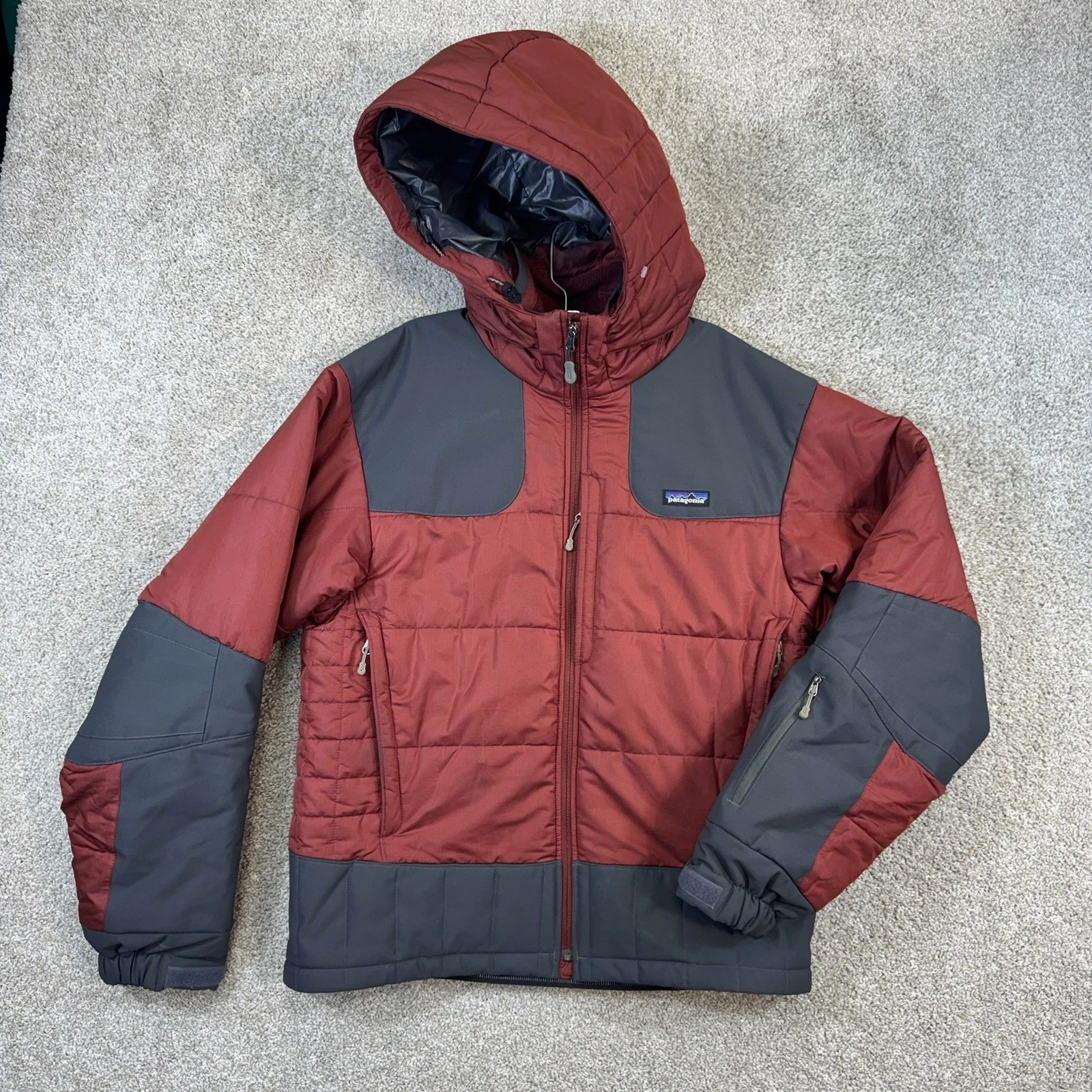 Patagonia 29452F7 Insulated Jacket Mens Medium Red Grey Hooded Puffer Gorpcore